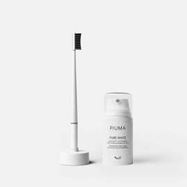 Piuma Antibacterial Medium Smile Box Μέτρια Οδοντόβουρτσα Pure White Αντιβακτηριακή με Καθαριστή Γλώσσας Λευκό 1 Τεμάχιο & Pure White Οδοντόκρεμα Κατά της Τερηδόνας 75ml & Βάση Ημερολόγιο