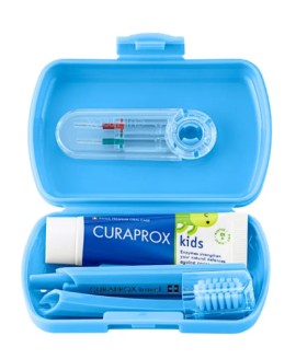Curaprox Kids Travel Set για 6-12 Ετών Γαλάζιο με Οδοντόβουρτσα Ταξιδίου 1 Τεμάχιο & Οδοντόκρεμα Μέντα 10ml & Μεσοδόντια Βουρτσάκια 2 Τεμάχια