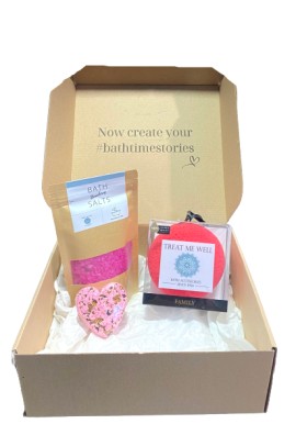 Treat Me Well Pink Box Family Bath & Shower Sponge Κόκκινο 1 Τεμάχιο - Bath Salts Strawberry 250gr - Bath Creamer 1 Τεμάχιο