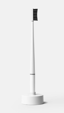 Piuma Antibacterial Medium Kit Base Μέτρια Οδοντόβουρτσα Pure White Αντιβακτηριακή με Καθαριστή Γλώσσας Λευκό 1 Τεμάχιο & Βάση Ημερολόγιο