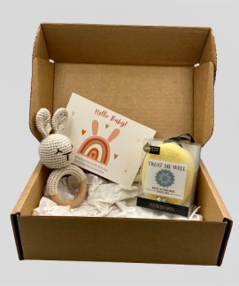 Treat Me Well Mini Baby Box Rabbit Grey NewBorn Bath & Shower Sponge Βρεφικό Οβάλ Σφουγγάρι Κίτρινο 1 Τεμάχιο - Κουδουνίστρα Γκρι Λαγουδάκι